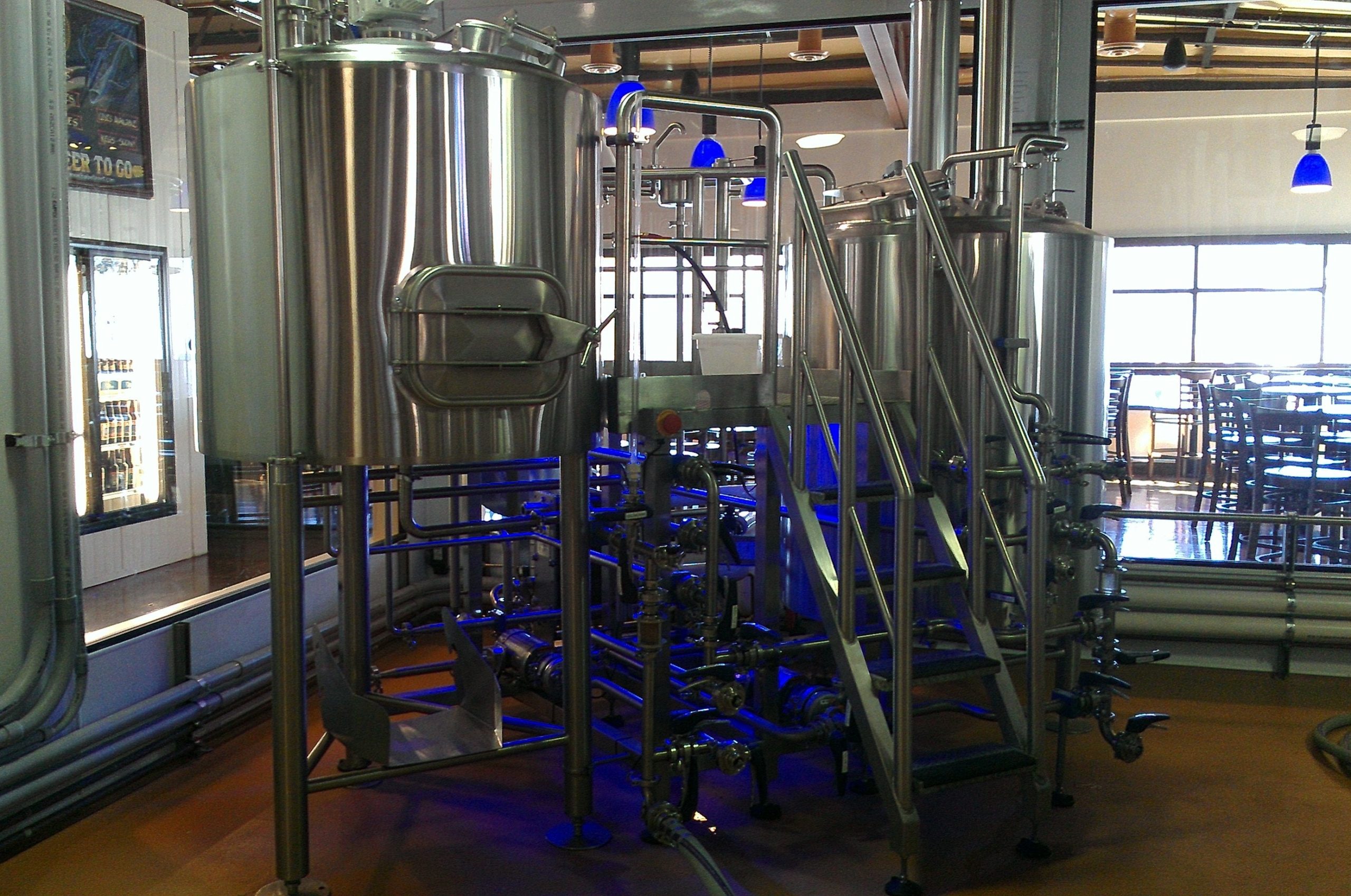 yep, this long legged 4BBL brewhouse has tricked out low rider lights under the brew platform.